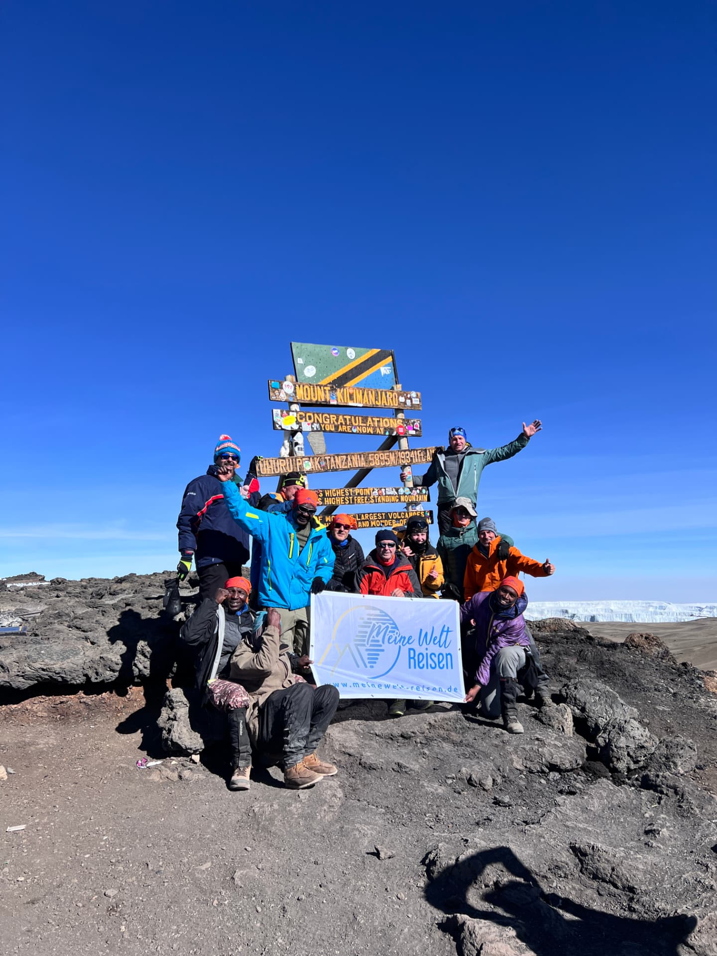 Bergsteigende Gruppe am Uhuru Peak auf 5.895 m